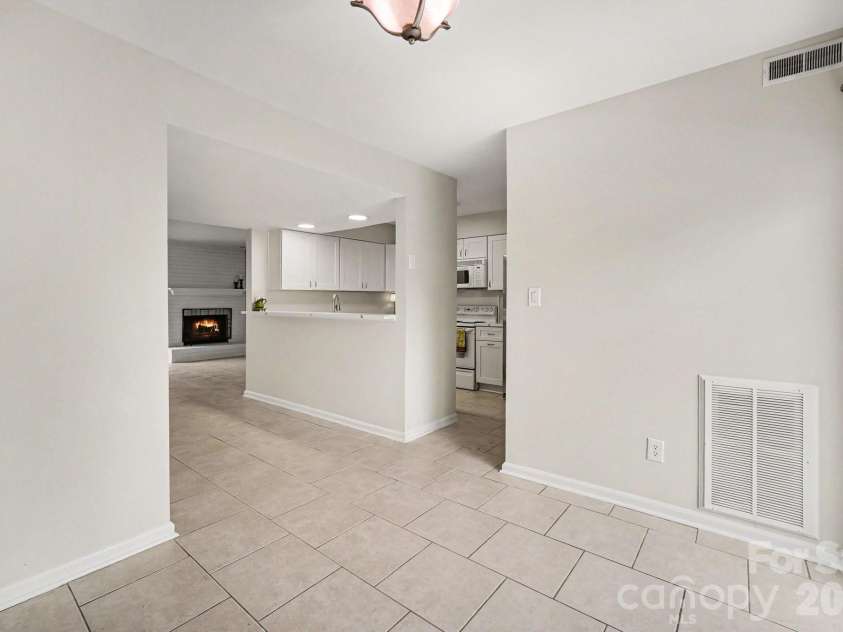 11009 Carmel Crossing Road, Charlotte, NC 28226.  MLS# CAR4408434, YatesRealty ID 47823. 