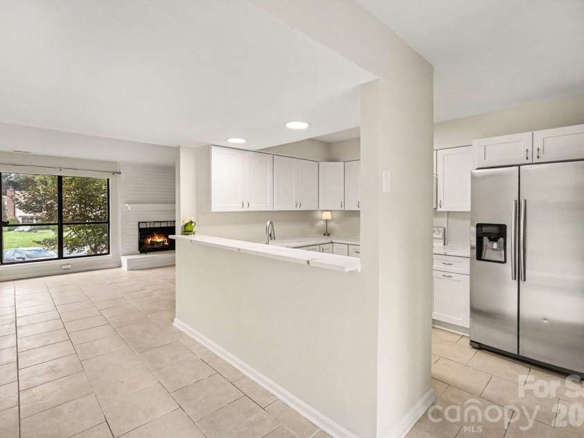 11009 Carmel Crossing Road, Charlotte, NC 28226.  MLS# CAR4408434, YatesRealty ID 47823. Light and bright throughout