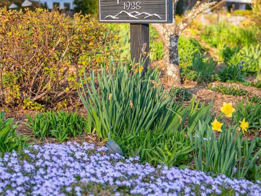 365 Sherwood Drive, Flat Rock, NC 28731.  MLS# CAR4235588, YatesRealty ID 4783. 