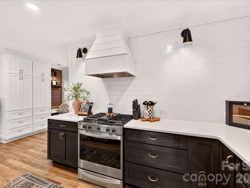 3020 Holt Street, Charlotte, NC 28205.  MLS# CAR4414227, YatesRealty ID 47834. 