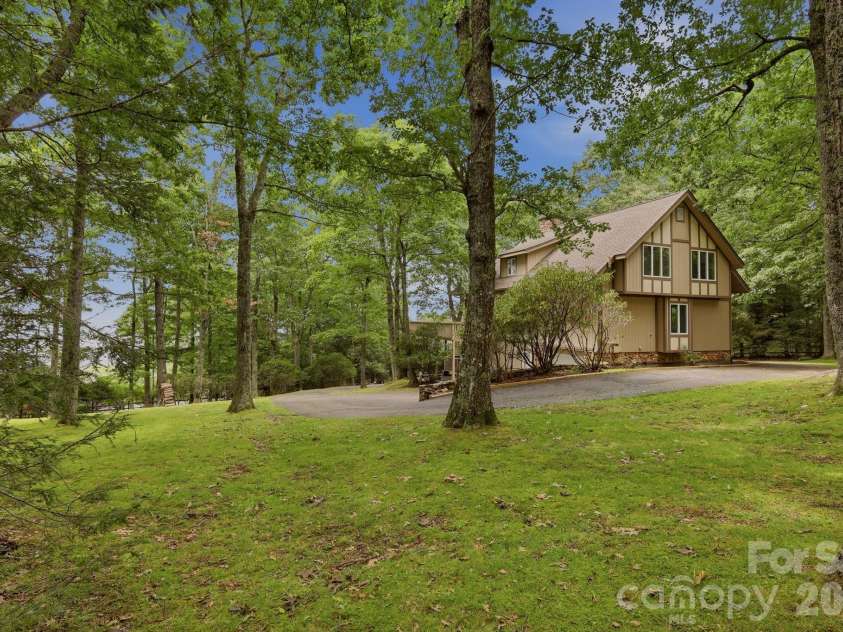 765 Oak Ridge Drive, Boone, NC 28607.  MLS# CAR4419667, YatesRealty ID 47836. 