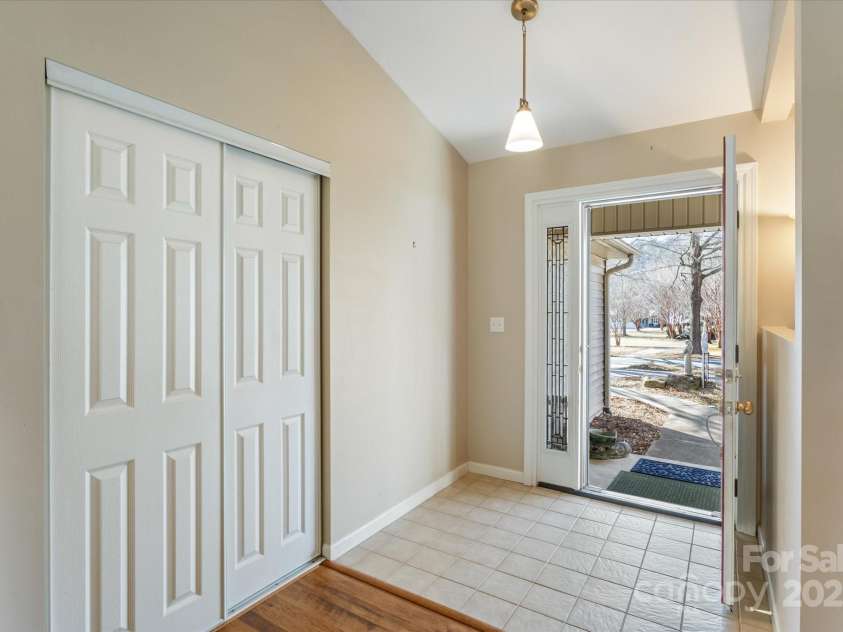 2625 Middleton Circle, Hendersonville, NC 28791.  MLS# CAR4225806, YatesRealty ID 4784. 