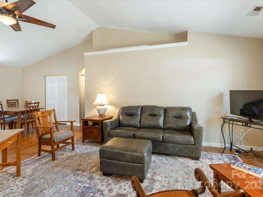 2625 Middleton Circle, Hendersonville, NC 28791.  MLS# CAR4225806, YatesRealty ID 4784. 