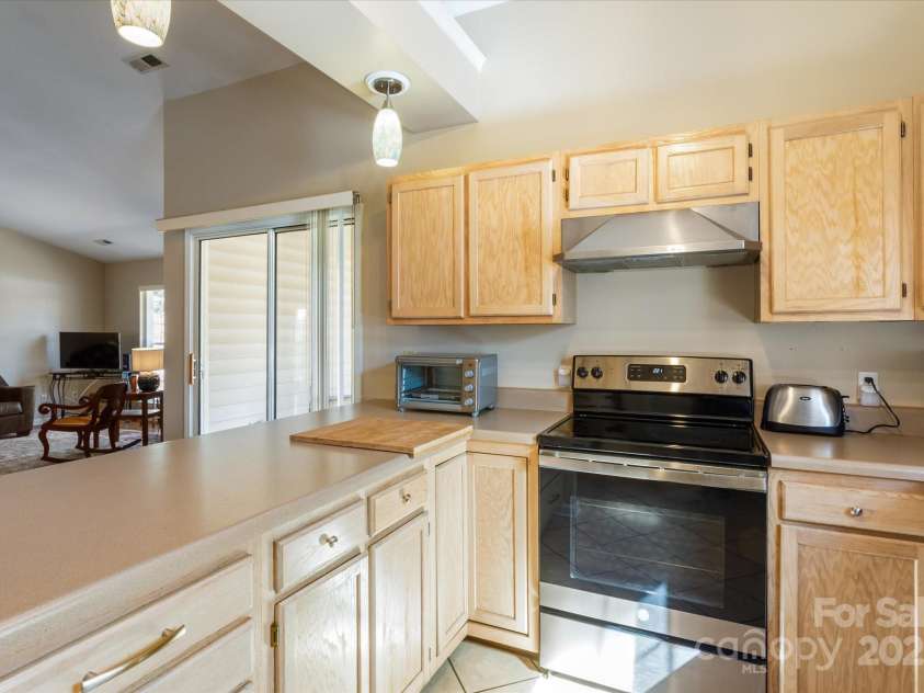 2625 Middleton Circle, Hendersonville, NC 28791.  MLS# CAR4225806, YatesRealty ID 4784. 