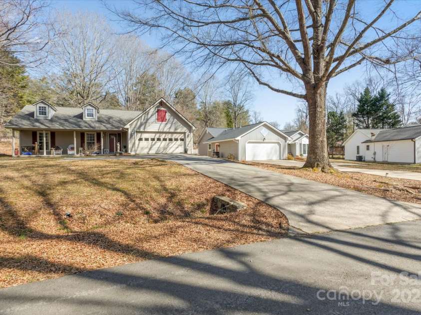 2625 Middleton Circle, Hendersonville, NC 28791.  MLS# CAR4225806, YatesRealty ID 4784. 