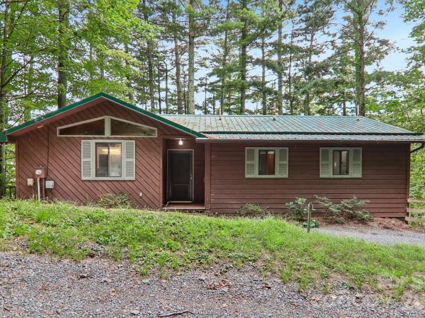 21 Wild Bird Lane, Maggie Valley, NC 28751.  MLS# CAR4419423, YatesRealty ID 47840. 