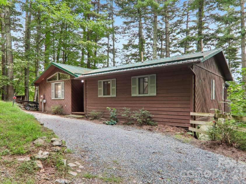 21 Wild Bird Lane, Maggie Valley, NC 28751.  MLS# CAR4419423, YatesRealty ID 47840. 