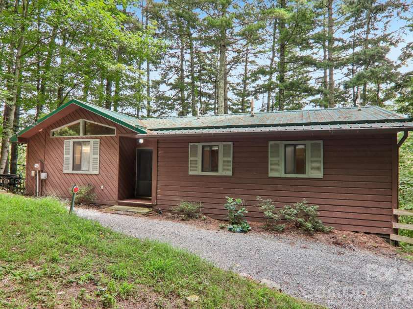 21 Wild Bird Lane, Maggie Valley, NC 28751.  MLS# CAR4419423, YatesRealty ID 47840. 