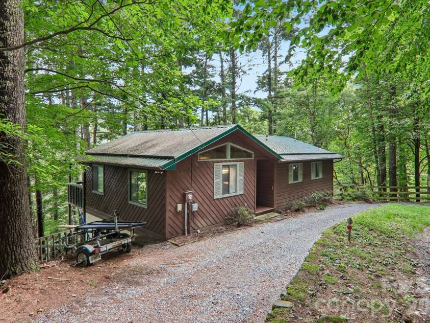 21 Wild Bird Lane, Maggie Valley, NC 28751.  MLS# CAR4419423, YatesRealty ID 47840. 