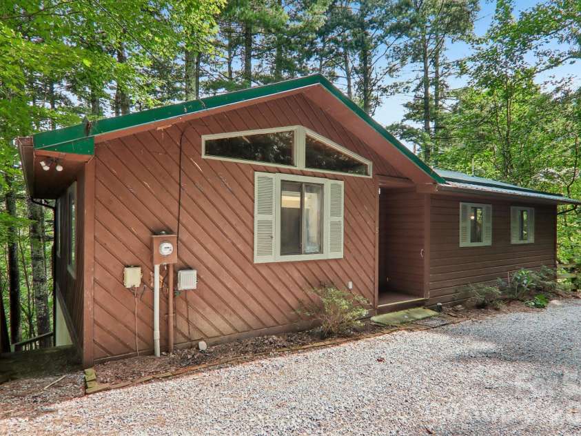 21 Wild Bird Lane, Maggie Valley, NC 28751.  MLS# CAR4419423, YatesRealty ID 47840. 