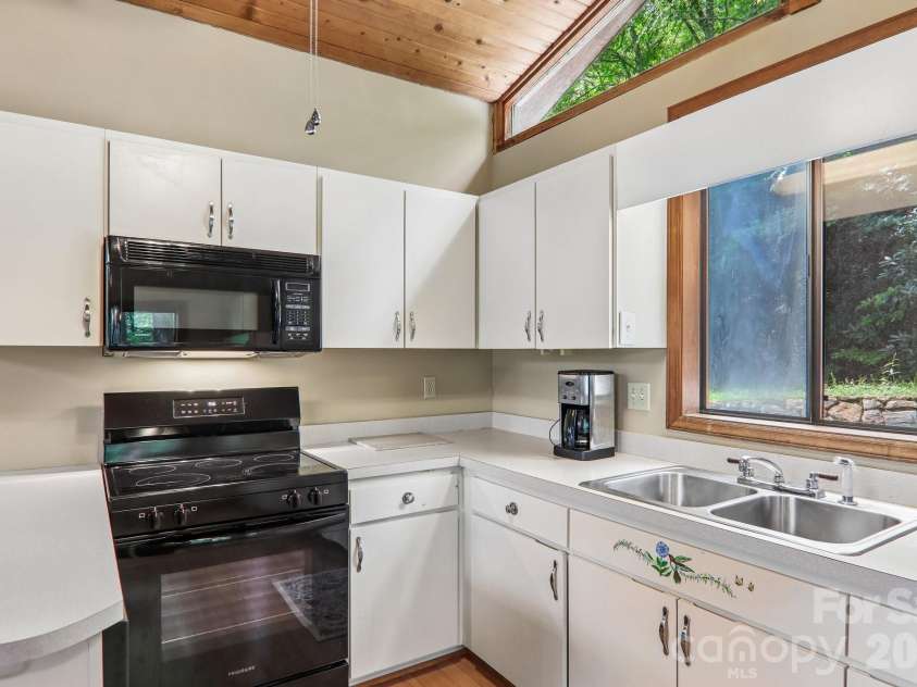 21 Wild Bird Lane, Maggie Valley, NC 28751.  MLS# CAR4419423, YatesRealty ID 47840. 