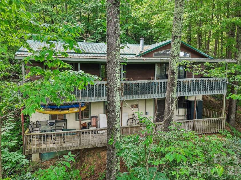 21 Wild Bird Lane, Maggie Valley, NC 28751.  MLS# CAR4419423, YatesRealty ID 47840. 