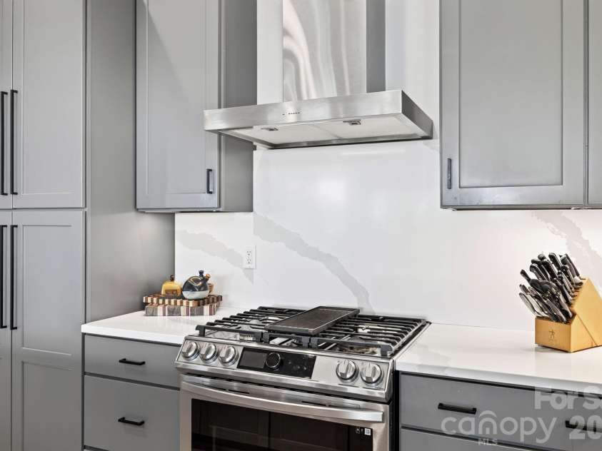 16 Britton Knoll Pass, Arden, NC 28704.  MLS# CAR4417470, YatesRealty ID 47841. Gas Cooktop With Vent Hood