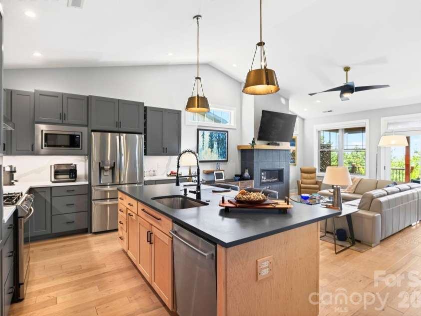 16 Britton Knoll Pass, Arden, NC 28704.  MLS# CAR4417470, YatesRealty ID 47841. Stainless Appliances