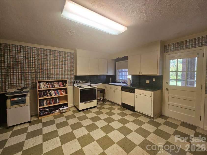 524 Country Club Circle, Shelby, NC 28150.  MLS# CAR4412216, YatesRealty ID 47847. 