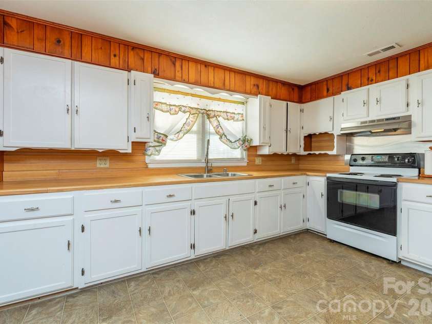 106 Scotland Street, Black Mountain, NC 28711.  MLS# CAR4344660, YatesRealty ID 4785. 