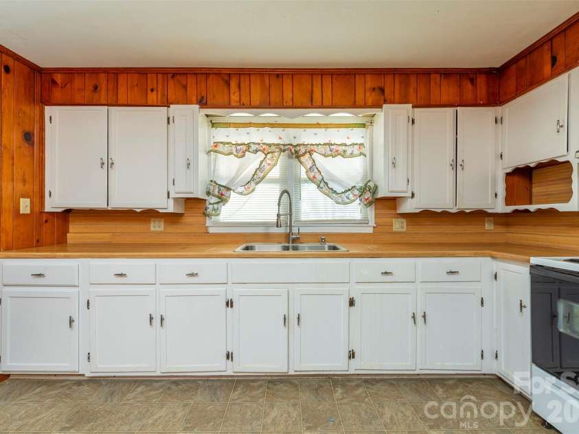 106 Scotland Street, Black Mountain, NC 28711.  MLS# CAR4344660, YatesRealty ID 4785. 