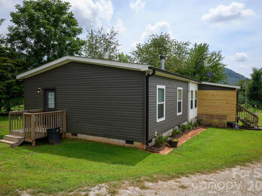 324 Plemmons Place, Marion, NC 28752.  MLS# CAR4419636, YatesRealty ID 47855. 