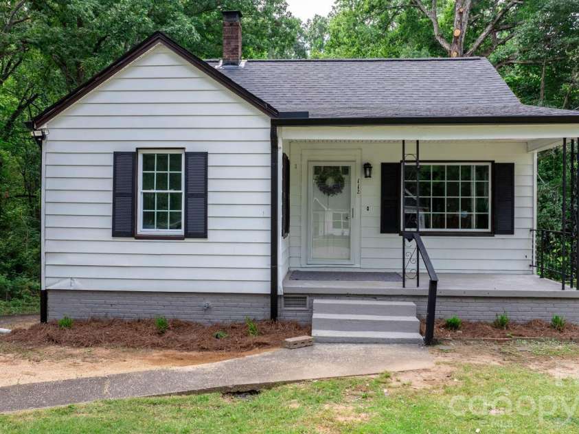 112 10th Avenue, Hickory, NC 28602.  MLS# CAR4419632, YatesRealty ID 47856. 