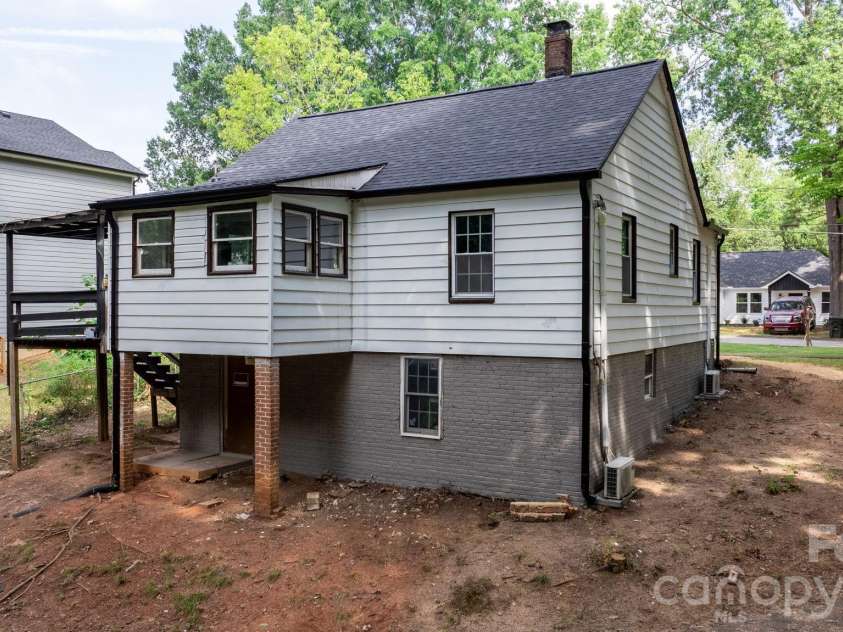 112 10th Avenue, Hickory, NC 28602.  MLS# CAR4419632, YatesRealty ID 47856. 