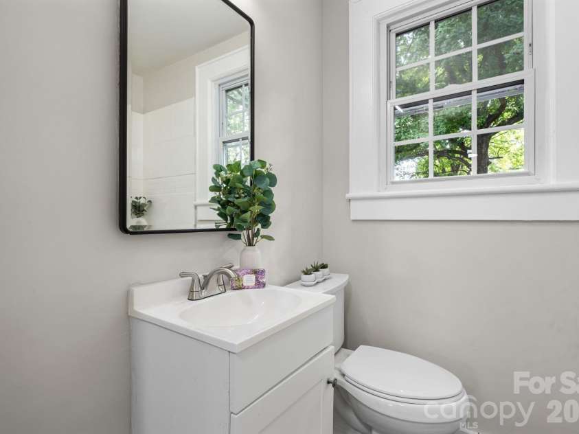112 10th Avenue, Hickory, NC 28602.  MLS# CAR4419632, YatesRealty ID 47856. Bathroom