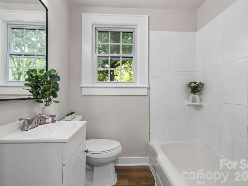 112 10th Avenue, Hickory, NC 28602.  MLS# CAR4419632, YatesRealty ID 47856. Bathroom