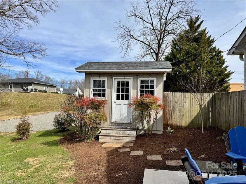 122 Arnold Avenue, Elkin, NC 28621.  MLS# CAR4241991, YatesRealty ID 4786. 