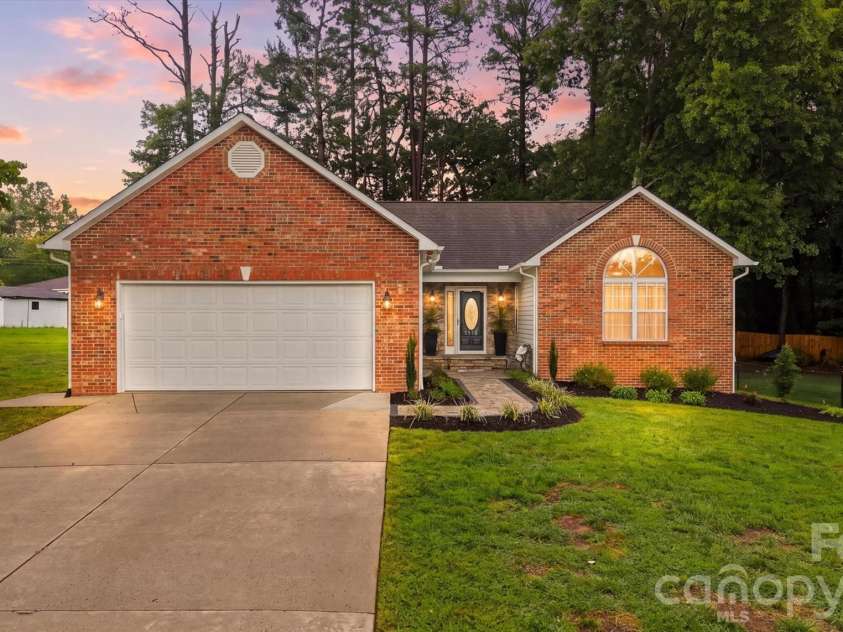 2556 23rd Street Drive, Hickory, NC 28601.  MLS# CAR4419141, YatesRealty ID 47860. 