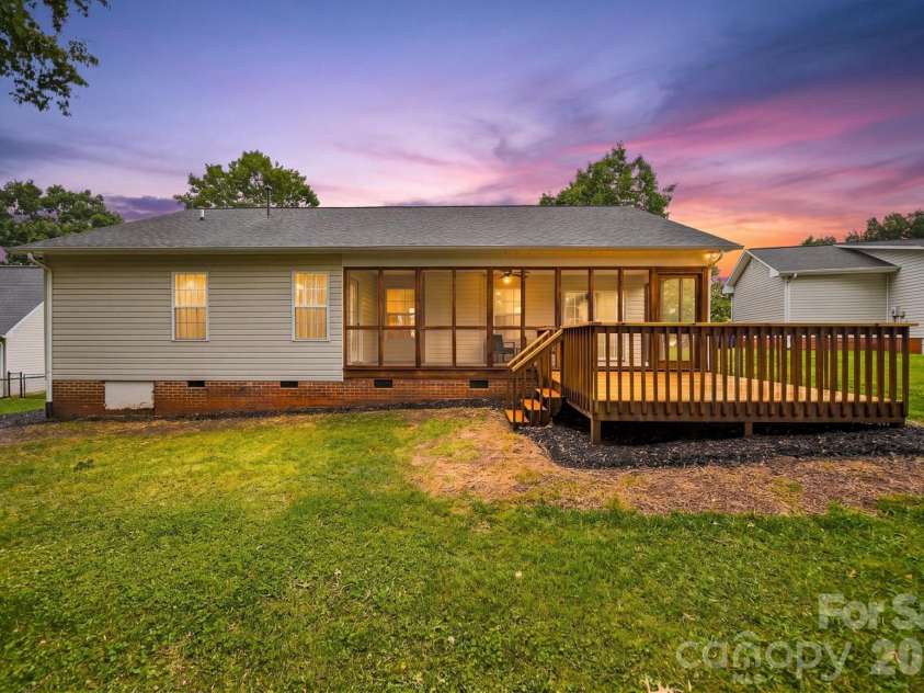 2556 23rd Street Drive, Hickory, NC 28601.  MLS# CAR4419141, YatesRealty ID 47860. 