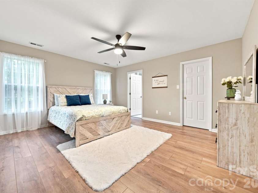 2556 23rd Street Drive, Hickory, NC 28601.  MLS# CAR4419141, YatesRealty ID 47860. 