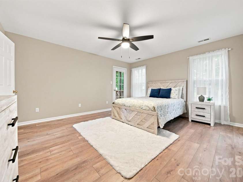 2556 23rd Street Drive, Hickory, NC 28601.  MLS# CAR4419141, YatesRealty ID 47860. 