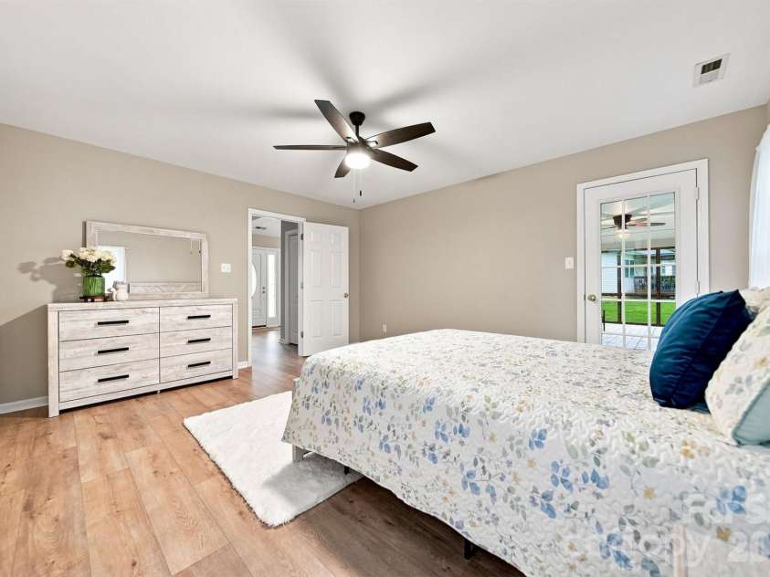 2556 23rd Street Drive, Hickory, NC 28601.  MLS# CAR4419141, YatesRealty ID 47860. 