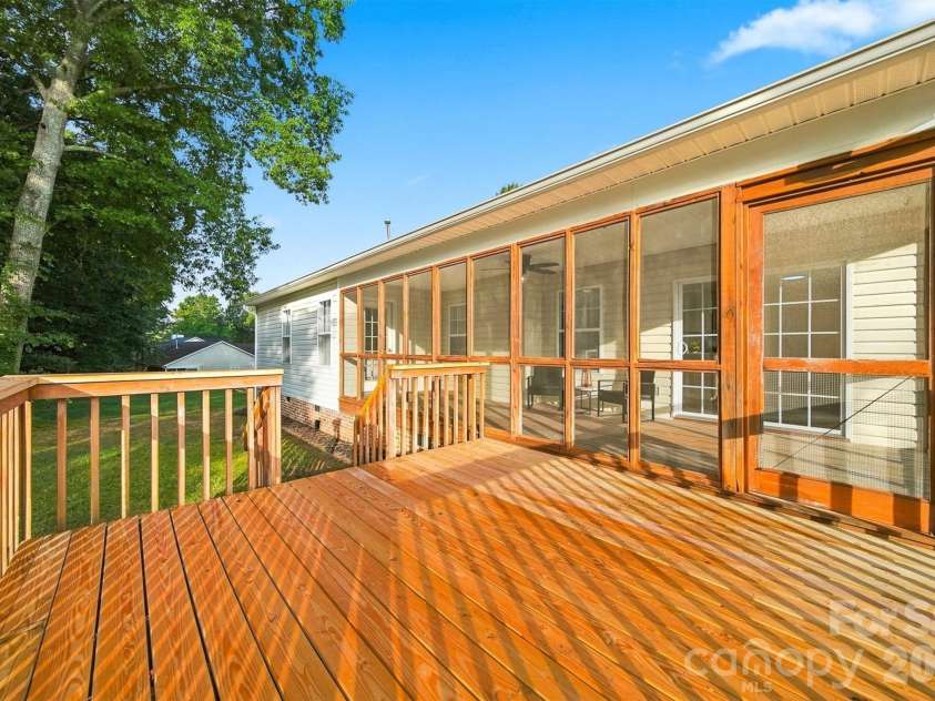 2556 23rd Street Drive, Hickory, NC 28601.  MLS# CAR4419141, YatesRealty ID 47860. 
