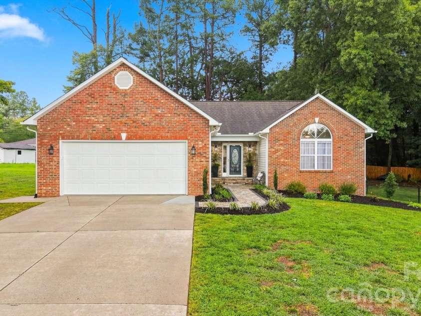 2556 23rd Street Drive, Hickory, NC 28601.  MLS# CAR4419141, YatesRealty ID 47860. 