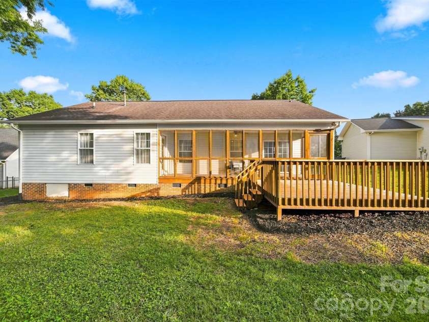 2556 23rd Street Drive, Hickory, NC 28601.  MLS# CAR4419141, YatesRealty ID 47860. 