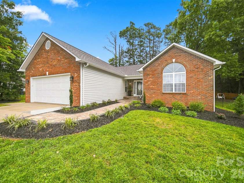 2556 23rd Street Drive, Hickory, NC 28601.  MLS# CAR4419141, YatesRealty ID 47860. 