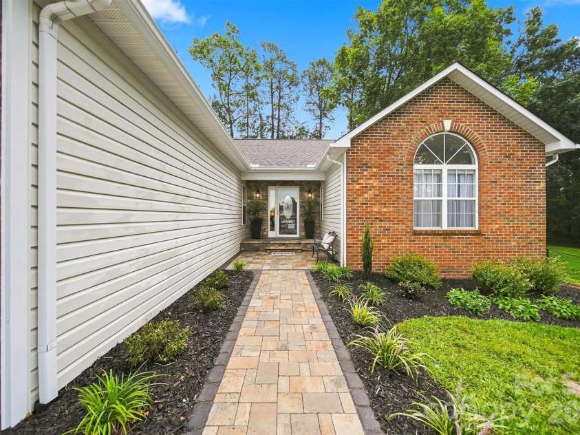 2556 23rd Street Drive, Hickory, NC 28601.  MLS# CAR4419141, YatesRealty ID 47860. 