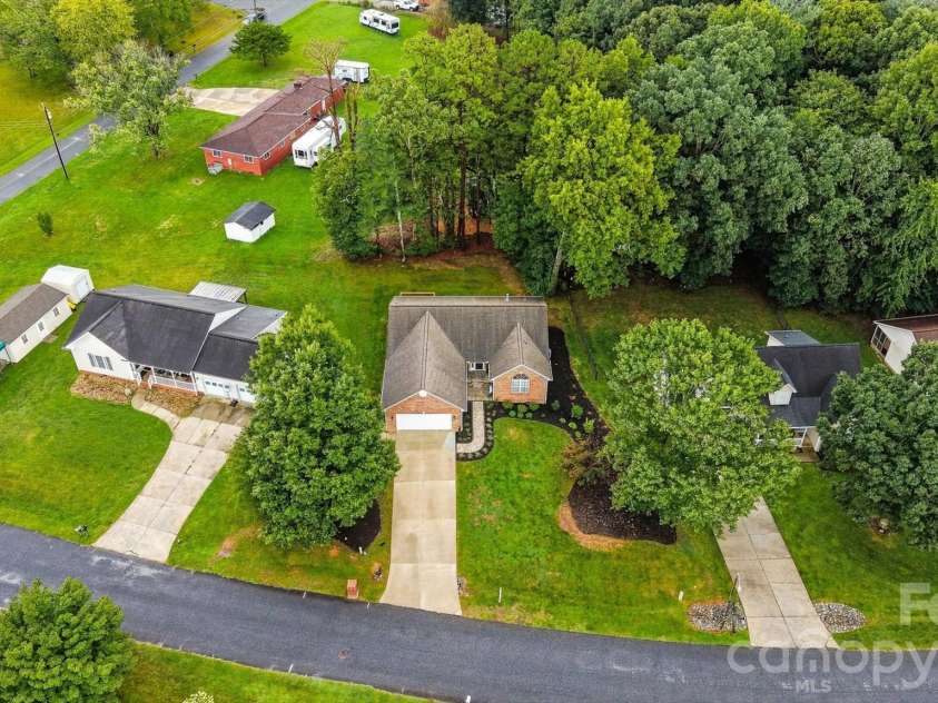 2556 23rd Street Drive, Hickory, NC 28601.  MLS# CAR4419141, YatesRealty ID 47860. 