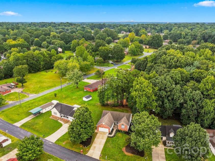 2556 23rd Street Drive, Hickory, NC 28601.  MLS# CAR4419141, YatesRealty ID 47860. 