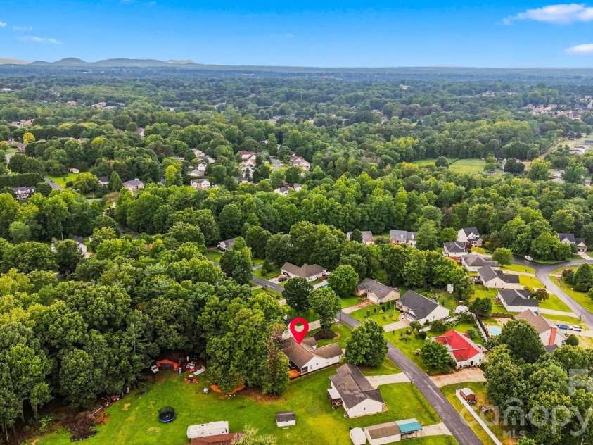 2556 23rd Street Drive, Hickory, NC 28601.  MLS# CAR4419141, YatesRealty ID 47860. 