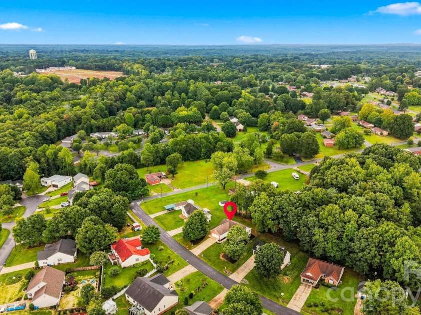 2556 23rd Street Drive, Hickory, NC 28601.  MLS# CAR4419141, YatesRealty ID 47860. 