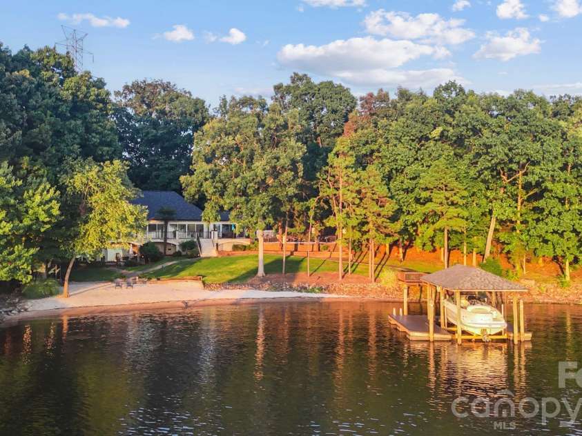 172 Mariner Pointe Lane, Mooresville, NC 28117.  MLS# CAR4419677, YatesRealty ID 47863. 