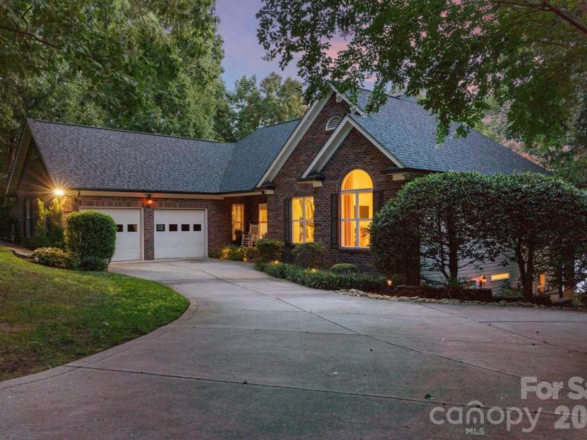 172 Mariner Pointe Lane, Mooresville, NC 28117.  MLS# CAR4419677, YatesRealty ID 47863. 