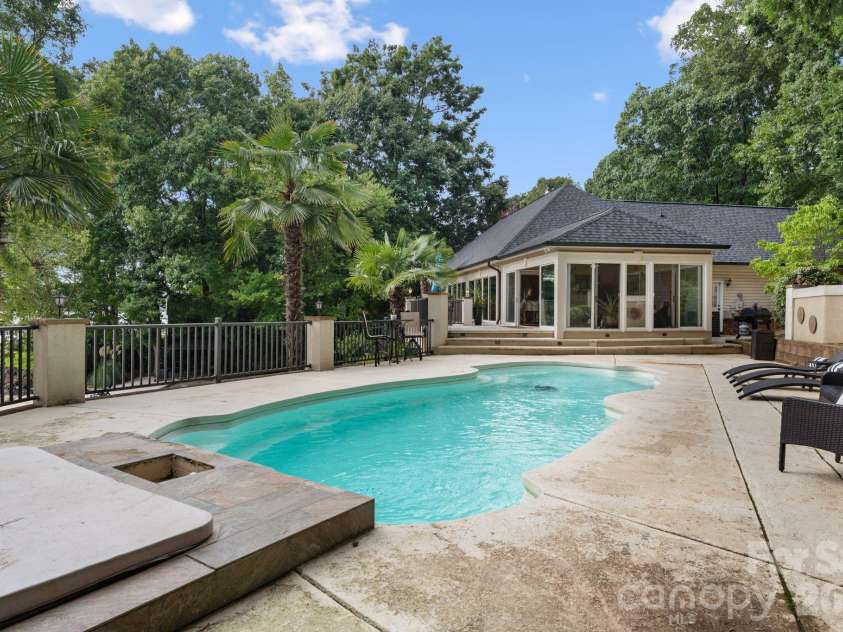 172 Mariner Pointe Lane, Mooresville, NC 28117.  MLS# CAR4419677, YatesRealty ID 47863. 