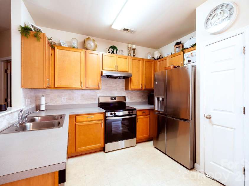 948 Sundance Drive, Gastonia, NC 28054.  MLS# CAR4419219, YatesRealty ID 47867. Kitchen