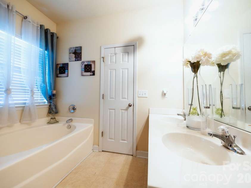 948 Sundance Drive, Gastonia, NC 28054.  MLS# CAR4419219, YatesRealty ID 47867. Master bathroom