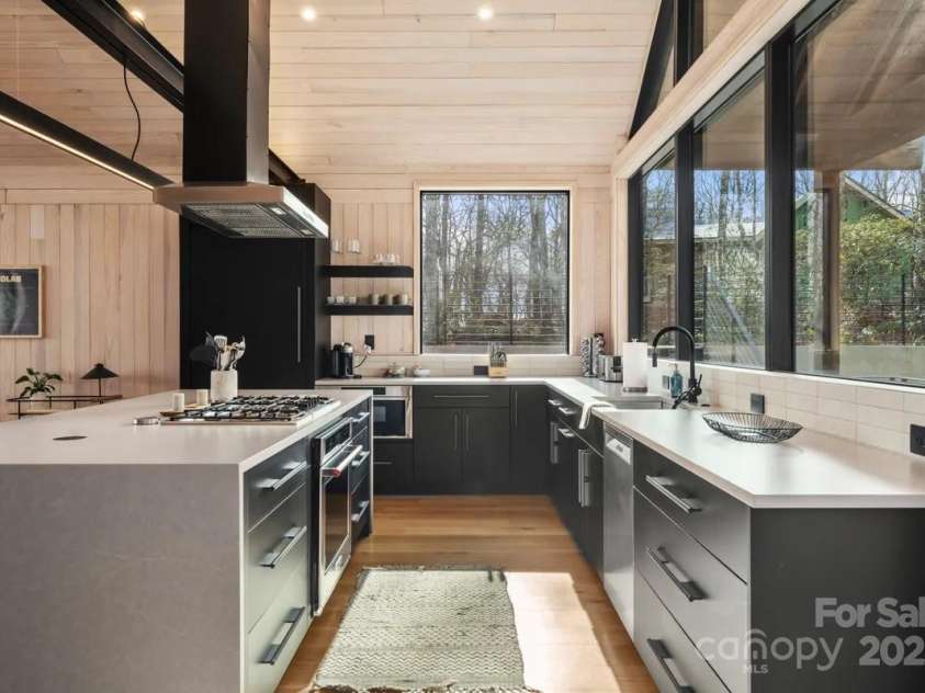 6 Oak Ridge Trail, Black Mountain, NC 28711.  MLS# CAR4205429, YatesRealty ID 4787. 