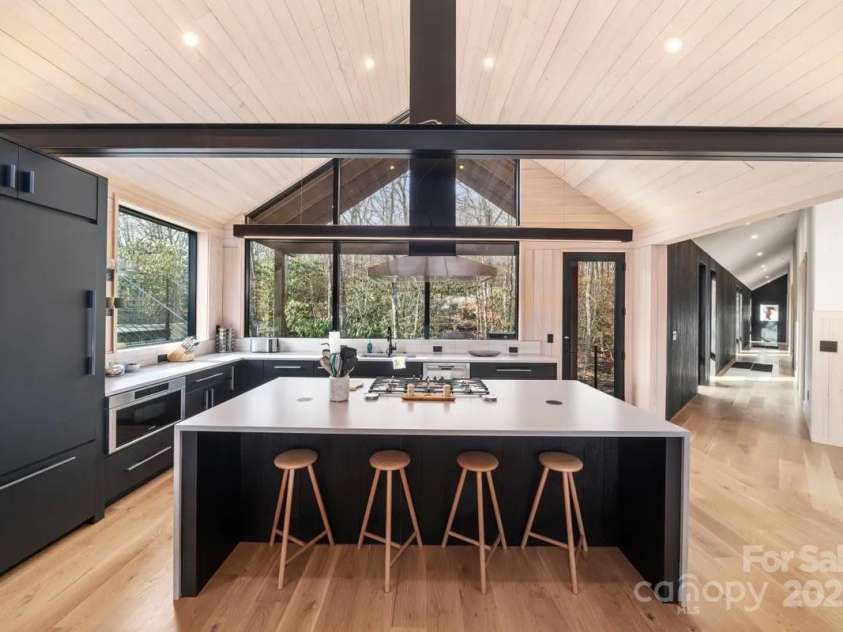 6 Oak Ridge Trail, Black Mountain, NC 28711.  MLS# CAR4205429, YatesRealty ID 4787. 