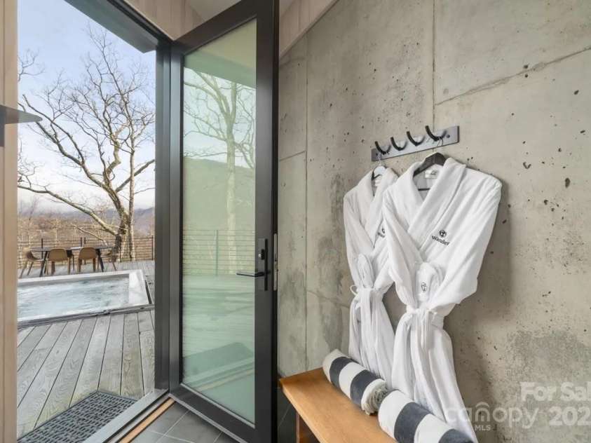 6 Oak Ridge Trail, Black Mountain, NC 28711.  MLS# CAR4205429, YatesRealty ID 4787. 