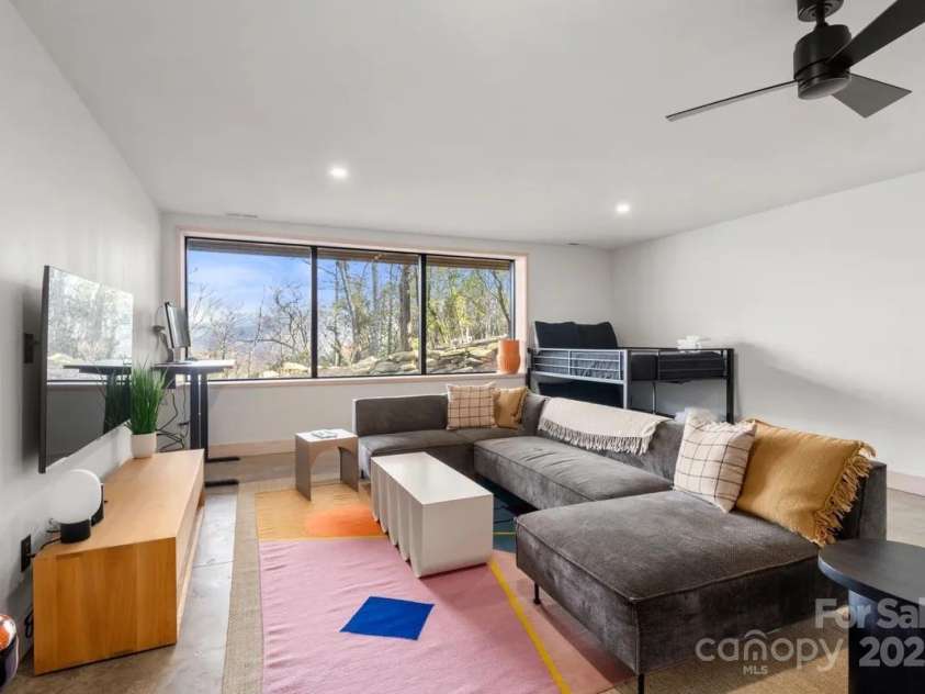 6 Oak Ridge Trail, Black Mountain, NC 28711.  MLS# CAR4205429, YatesRealty ID 4787. 